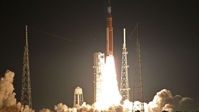 Raketa Space Launch System s modulem Orion.