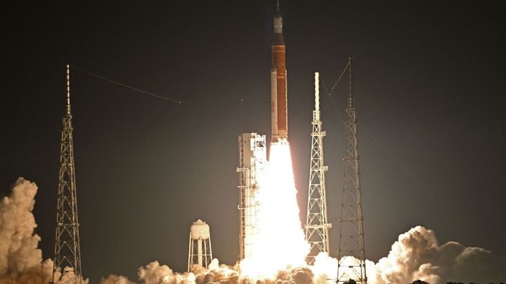 NASA odstartovala misi Artemis. Z mysu Canaveral míří raketa k Měsíci; Zdroj foto: Reuters