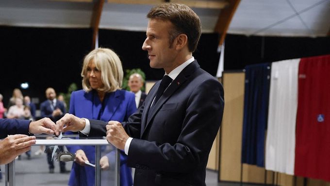 Francouzský prezident Emmanuel Macron s chotí Brigitte odevzdávají v neděli své hlasy ve volební místnosti v Le Touquet-Paris-Plage.