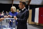 Francouzi vybírají nové poslance ve druhém kole voleb, účast je vysoká