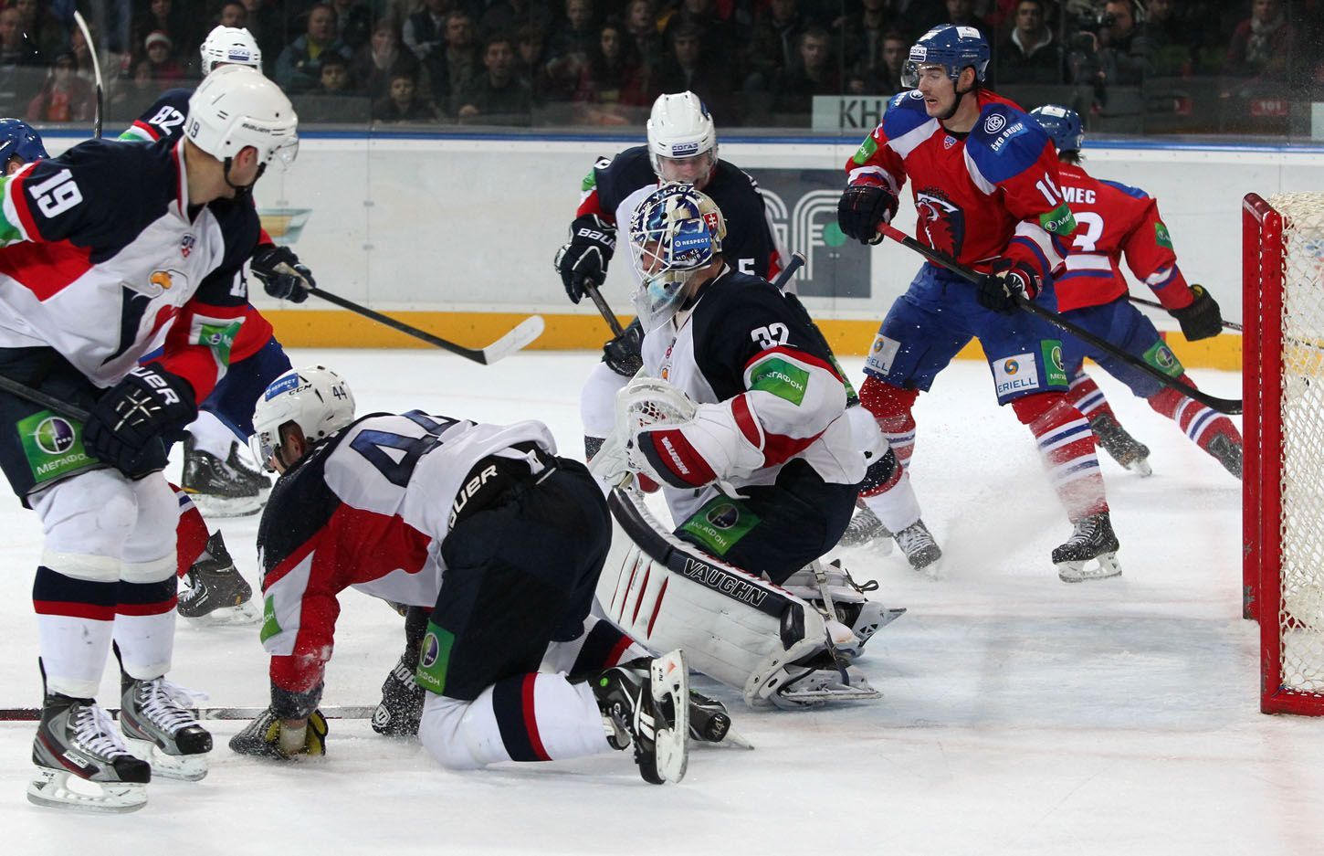 Hokejista Lva Praha Michal Birner (vpravo) proti Michalu Miklíkovi, Andrejovi Sekerovi a Jaroslavu Jánusovi v utkání KHL 2012/13 proti Slovanu Bratislava.