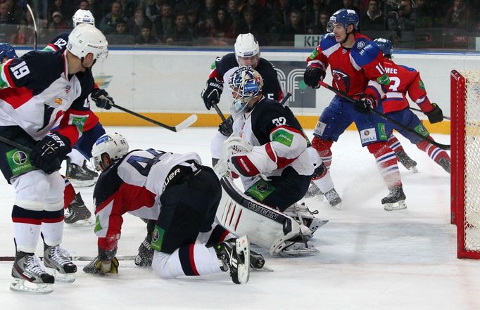 Hokejista Lva Praha Michal Birner (vpravo) proti Michalu Miklíkovi, Andrejovi Sekerovi a Jaroslavu Jánusovi v utkání KHL 2012/13 proti Slovanu Bratislava.