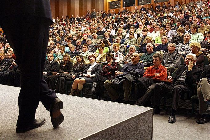 Jan Švejnar hovoří před plnou aulou Univerzity Tomáše Bati ve Zlíně. 9. ledna 2008