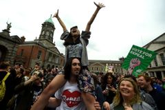 Tichá revoluce v Irsku: Papež po úspěšném referendu o potratech mlčí. Končí v zemi nadvláda církve?