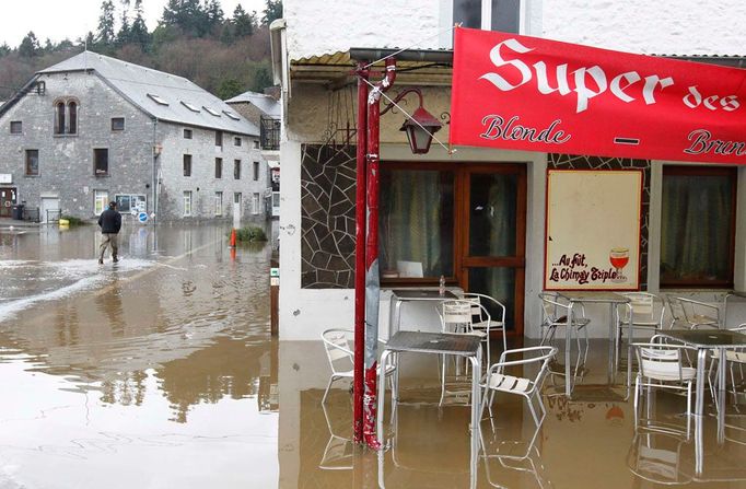 Sníh roztál, v oblasti vystřídaly srážky sněhové srážky dešťové... A bylo to. Momentka z Nismes v Belgii.