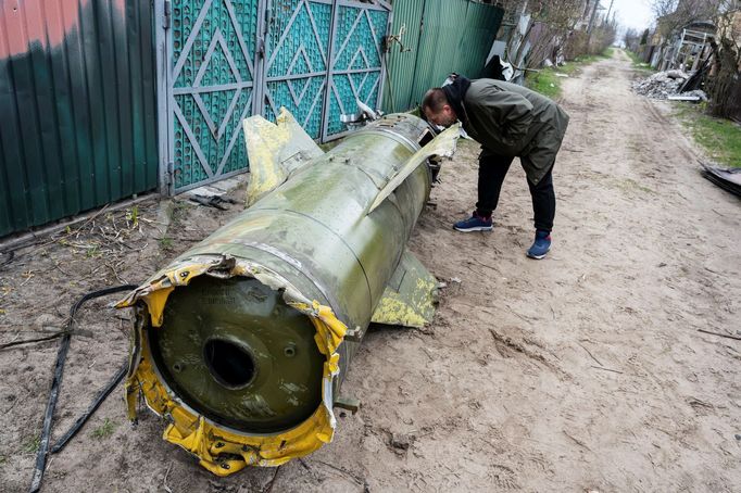 Muž si ve vesnici Kozarovyči nedaleko Kyjeva prohlíží zbytky ruské rakety rakety.