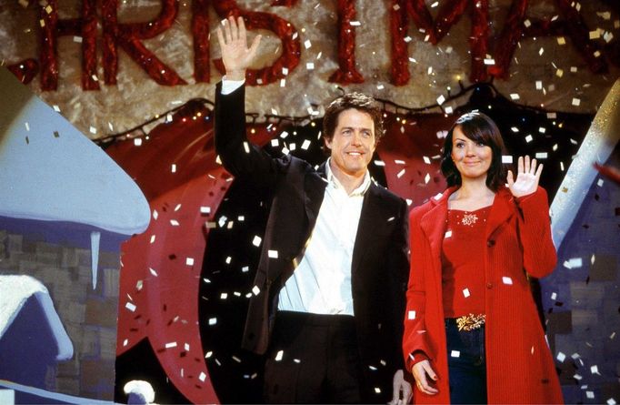 Hugh Grant jako anglický premiér David a Martine McCutcheon v roli jeho asistentky Natalie.