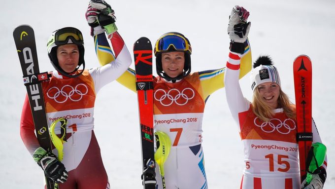 Stříbrná Wendy Holdenerová, zlatá Frida Hansdotterová a bronzová Katharina Gallhuberová ze slalomu na ZOH 2018