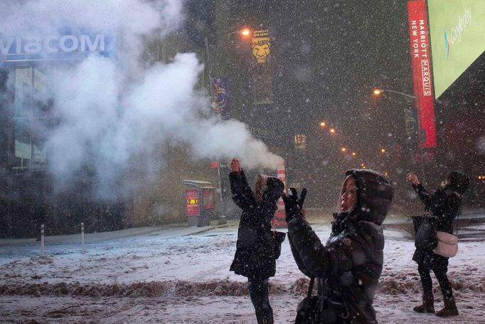 Turisté si fotí zasněžené Times Square v New Yorku, v časných ranních hodinách 27.ledna 2015.