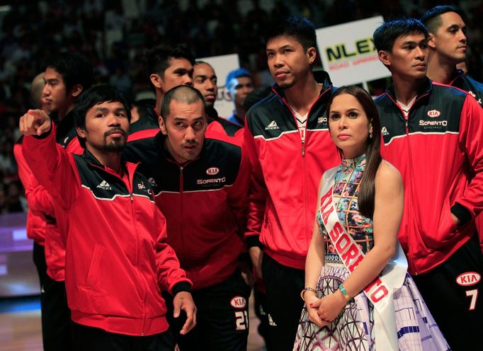 Boxer Manny Pacquiao jako hrající kouč filipínského basketbalového týmu týmu KIA-Sorento.