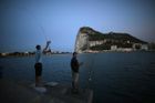 Napětí se stupňuje už dva týdny. Od okamžiku, kdy britské lodě nedaleko Gibraltaru začaly do moře shazovat betonové bloky. Gibraltar tehdy sdělil, že vyrábí umělý útes, který pomůže populacím ryb.