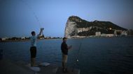 Napětí se stupňuje už dva týdny. Od okamžiku, kdy britské lodě nedaleko Gibraltaru začaly do moře shazovat betonové bloky. Gibraltar tehdy sdělil, že vyrábí umělý útes, který pomůže populacím ryb.