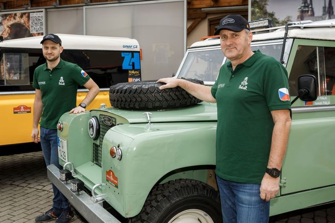 Vozy Land Rover Defender v barvách Vintage Racing Teamupro Dakar Classic 2022