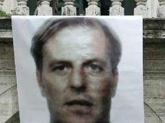 V Římě vyvěsili na znamení solidarity obří portrét uneseného reportéra