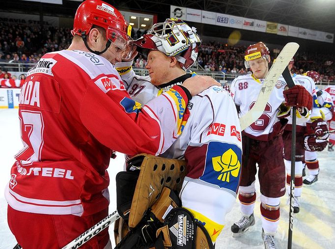 Václav Varaďa a Marek Pinc při závěrečném podávání rukou