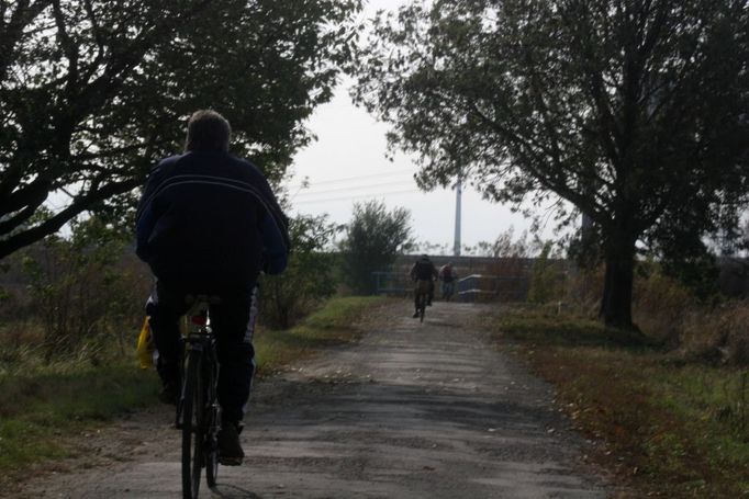 Tam vzadu je most přes potok a vede k podjezdu pod R55. I v poledne ve všední den je tu rušno. V podjezdu se ale voda pravidelně vylévá z břehů.