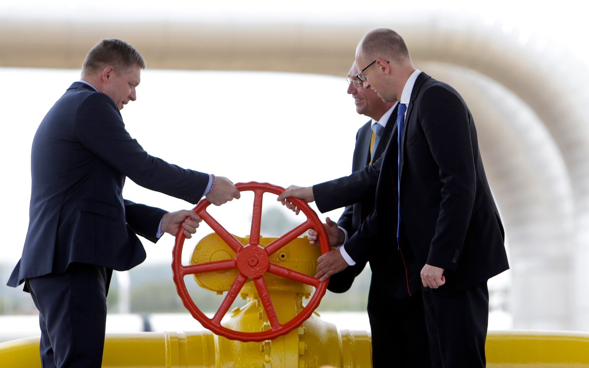 Robert Fico a Arsenij Jaceňuk otevírají dodávky slovenského plynu na Ukrajinu