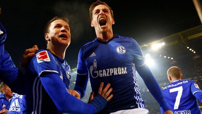 Bastian Oczipka slaví gól Schalke