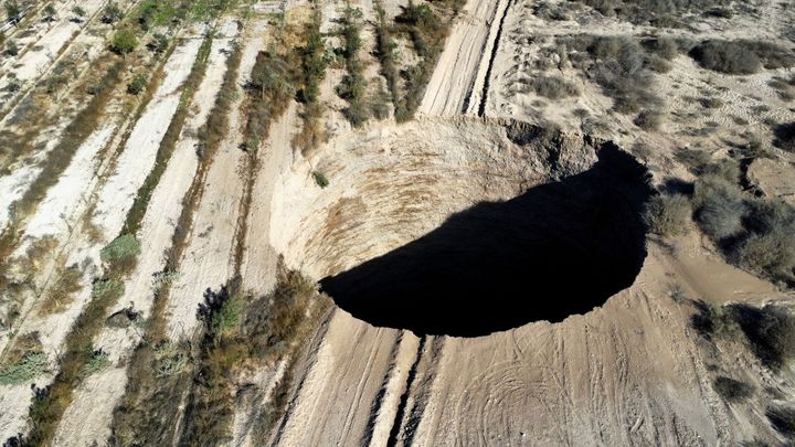 “Nikdy jsme nic podobného neviděli.” Tajemná díra se dál zvětšuje, místní mají strach; Zdroj foto: Reuters