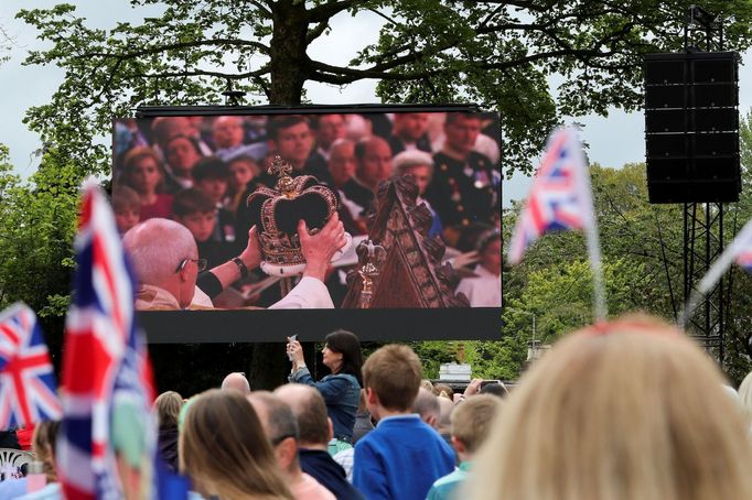 Lidé v Hillsborough v Severním Irsku sledují, jak arcibiskup z Canterbury Justin Welby nasazuje korunu svatého Eduarda na hlavu krále Karla III.