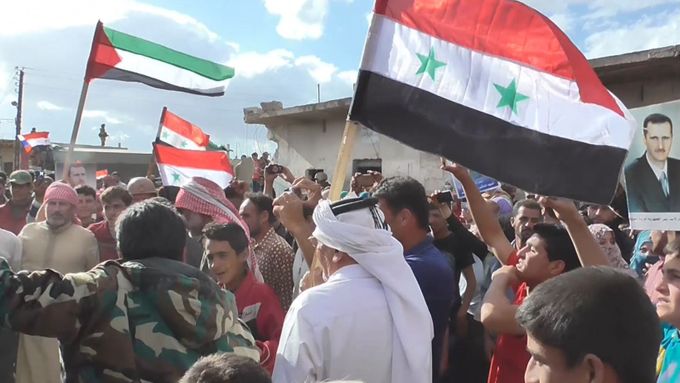 Rozdávání ruské humanitární pomoci v syrském Kokabu. Syřané slaví. A velebí Rusko i Bašára Asada.