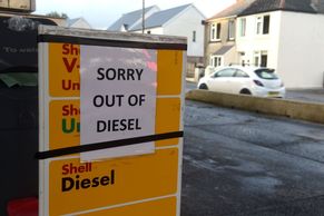 Foto: Británii ovládla benzinová panika. Po brexitu chybí řidiči na přepravu paliva