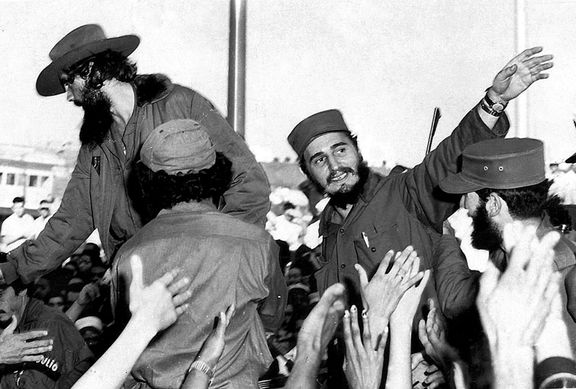 Vůdce kubánské revoluce Fidel Castro na snímku z roku 1959 mává svým příznivcům v Havaně.