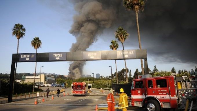 Hustý dým při požáru Universal Studios u Los Angeles, kde se mimojiné natáčely i filmy E.T. a Jurský park