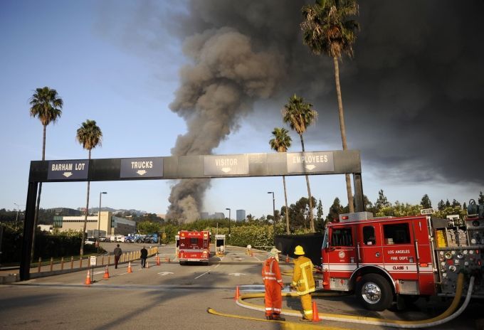 Hustý dým při požáru Universal Studios u Los Angeles