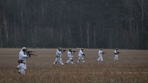 Ukrajinští vojáci na cvičení v Rivenské oblati na západě země, nedaleko hranice s Běloruskem.