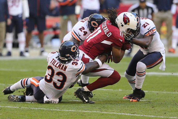 Larry Fitzgerald z Arizony Cardinals v "péči" obranné řady Chicaga Bears.