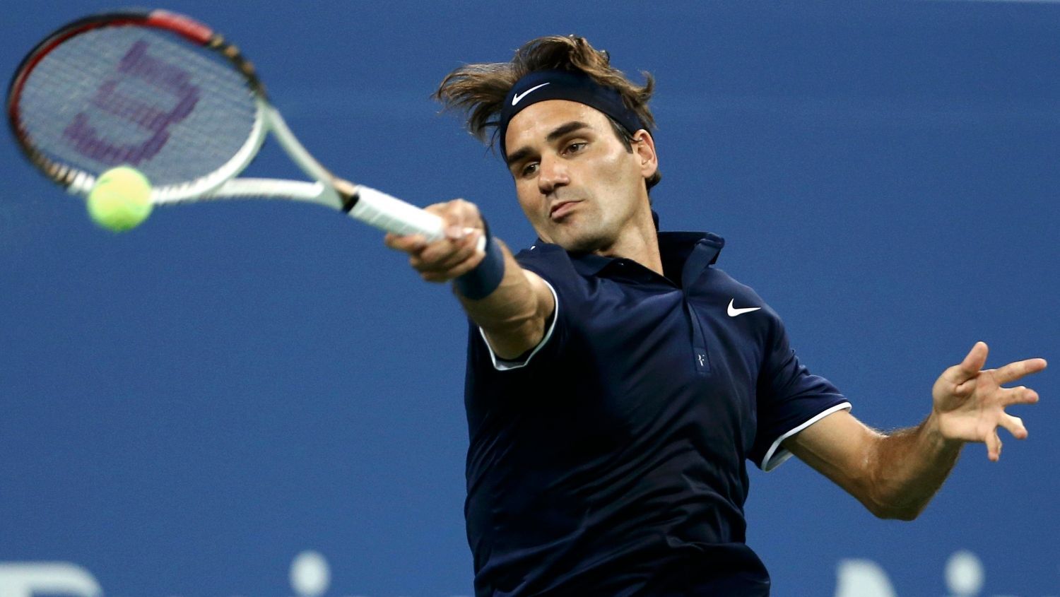 Švýcarský tenista Roger Federer hraje s Čechem Tomášem Berdychem na US Open 2012.