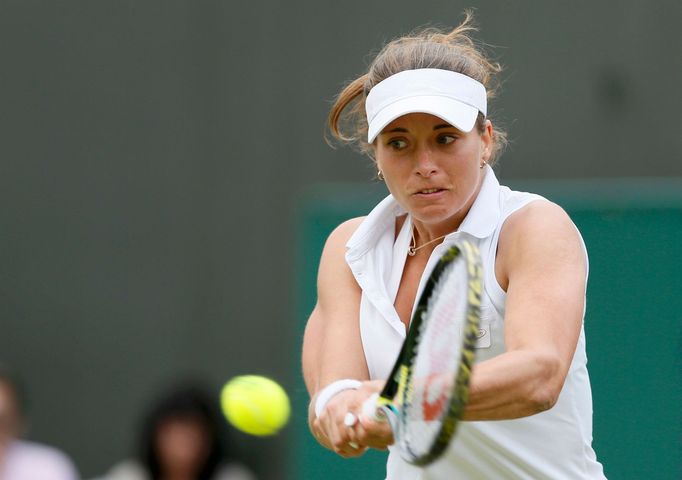 Petra Cetkovská v zápase se Sloane Stephensovou na Wimbledonu 2013