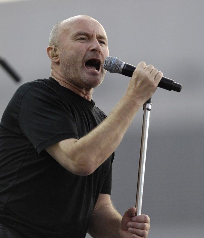 Bubeník a zpěvák legendární kapely Genesis Phil Collins na koncertě, který se konal 20. června v Praze.