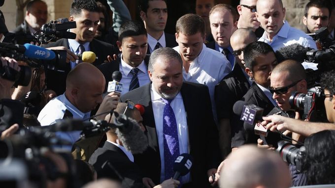 Avigdor Lieberman (uprostřed) opouští soud v Jeruzalémě. Ten ho zprostil obvinění z podvodu a překročení pravomocí. (6. listopadu 2013)