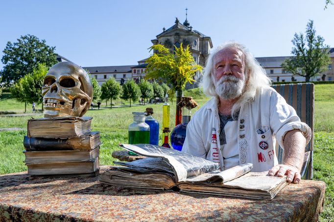 Výtvarník Abbé Libansky pro festival Theatrum Kuks vytvořil instalaci nazvanou Bibliotheca XXII.