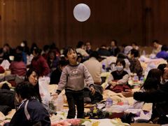Evakuační centra jsou plná. V prefekturách kolem Fukušimy se sestavují seznamy protijaderných krytů.