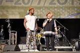 Pak pozval ředitelku a zakladatelku festivalu, "mamku Colours", jak ji Yemi představil, Zlatu Holušovou.