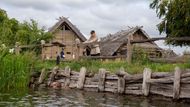 Rekonstrukce osady z doby raného středověku nyní čítá 27 domů. Má přístavní molo (na snímku) a je obehnána vysokou kůlovou hradbou se dvěma branami.