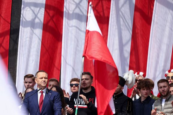 Stoupenci Karola Nawrockého (u mikrofonu), kandidáta opozičního Práva a spravedlnost (PiS) ukončili svůj Pochod za Polsko na Zámeckém náměstí; 25. května 2025.