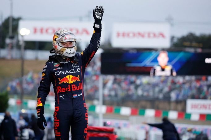 Max Verstappen z Red Bullu slaví po VC Japonska titul mistra světa F1