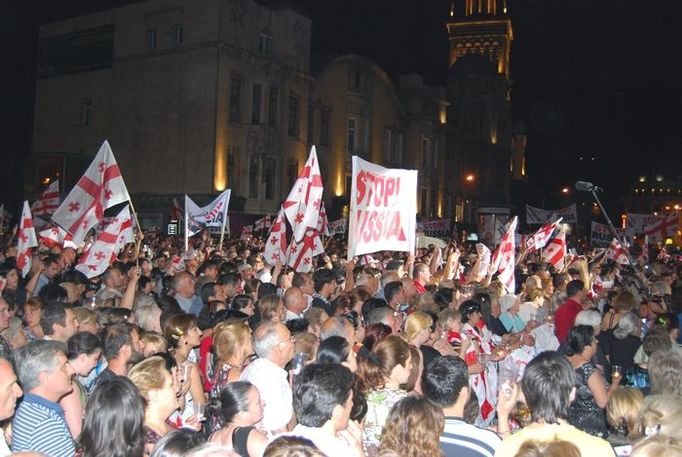 Gruzínci protestují v Tbilisi proti ruské okupaci.