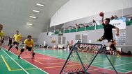 Tchoukball - Vypadá to jako házená, ale místo branek jsou trampolíny a hráči si nesmí bránit ve střele ani v přihrávce. Cílem je mrštit míč do trampolíny, aby se odrazil tak prudce a překvapivě, aby jej protivník před dopadem na zem nestihl zachytit, jen tak se docílí bodu. Hrají proti sobě sedmičlenná družstva 3 x 15 minut. Sport vznikl už v 70. letech ve Švýcarsku a od té doby se rozšířil do celého světa i do ČR.