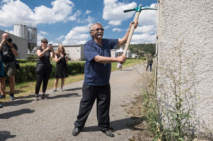 Symbolické zahájení demolice vepřína v Letech u Písku, který stál na místě koncentračního tábora pro Romy. Na místě vznikne památník holokaustu.