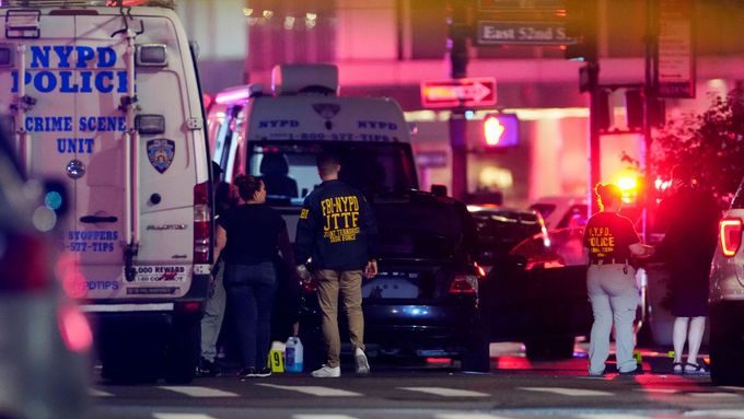 Policisté vyšetřují okolnosti tragické střelby v newyorské čtvrti Manhattan, 29. července 2025.