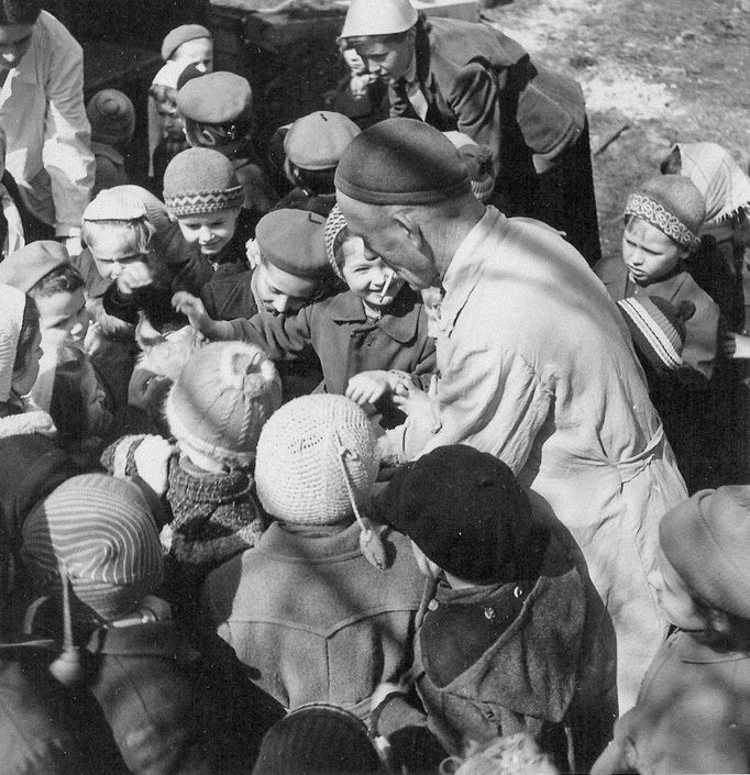 Shluk návštěvníků Brněnské Zoo okolo Lamy krotké. Kolem roku 1955.