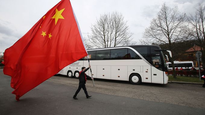 Obrazem: Zeman vítal čínského prezidenta v rudém svetru, s konvičkou a navezenými vítači v ulicích