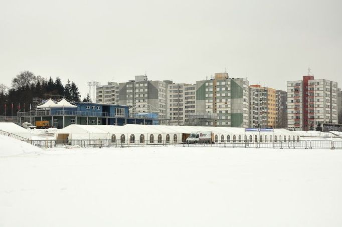 Panorama tratě a v pozadí paneláky