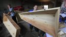 Employees of a workshop produce coffins for flood victims at a city cemetery in the town of Krymsk in Krasnodar region, southern Russia, July 8, 2012. Russian President Vladimir Putin ordered investigators to find out if enough was done to prevent 144 people being killed in floods in southern Russia after flying to the region to deal with the first big disaster of his new presidency. REUTERS/Eduard Korniyenko (RUSSIA - Tags: DISASTER ENVIRONMENT POLITICS) Published: Čec. 8, 2012, 4:28 odp.