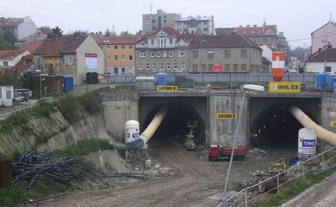 V září 2012 by měly být otevřeny Dobrovského ("Královopolské") tunely a bude na ně navazovat svitavská radiála. Stavbu tunelů provázela řada komplikací, aktivisté se léta soudili o dopad na okolí tunelů, hlučnost a život obyvatel v blízkosti stavby. Loni na podzim se aktivisté domluvili s Ředitelstvím silnic a dálnic a stavba tak pokračuje.